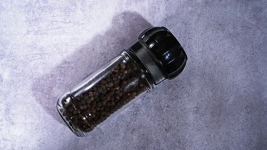 Оптовая продажа небольших бутылок для приправ, пластиковых крышек для мельницы для специй, стеклянных мельниц для соли и перца