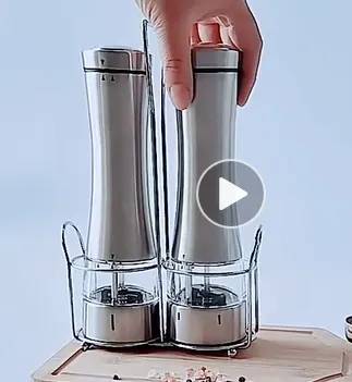 Керамическая электрическая мельница для соли и перца из нержавеющей стали с питанием от аккумулятора.